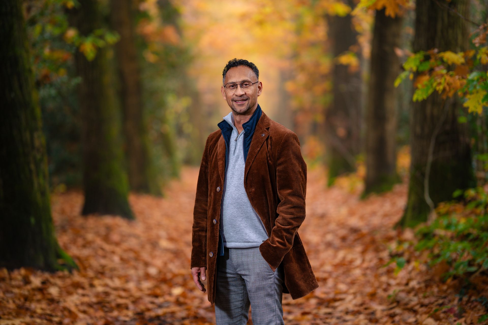 Reza de Groot staand in het herfstbos